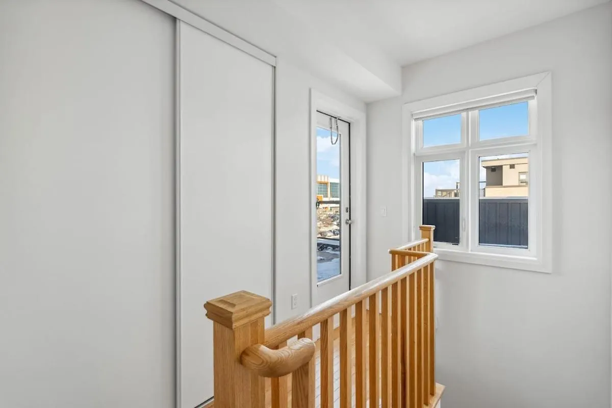 Stunning 2Br Toronto Retreat, Patio & Parking