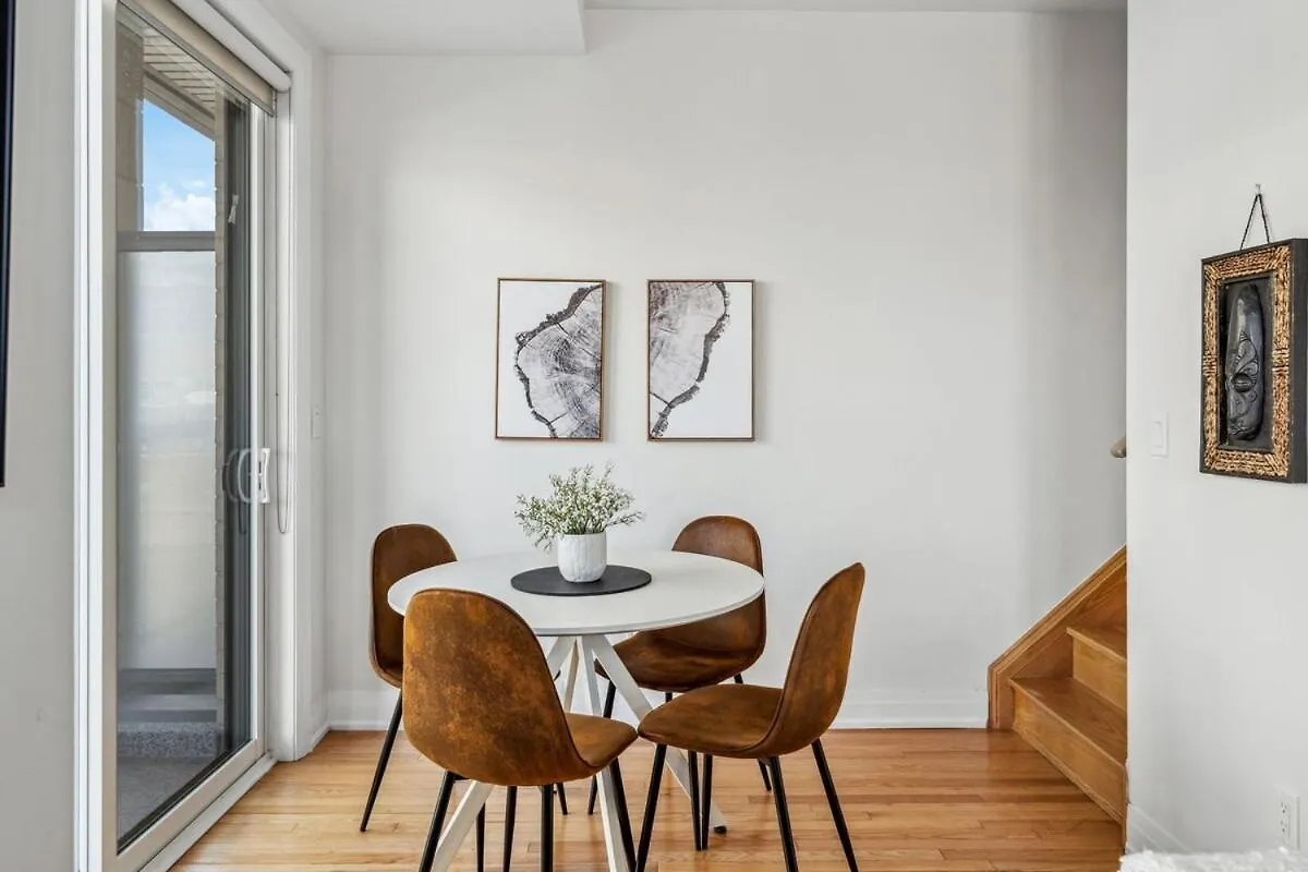 Stunning 2Br Toronto Retreat, Patio & Parking 0*,  Canada