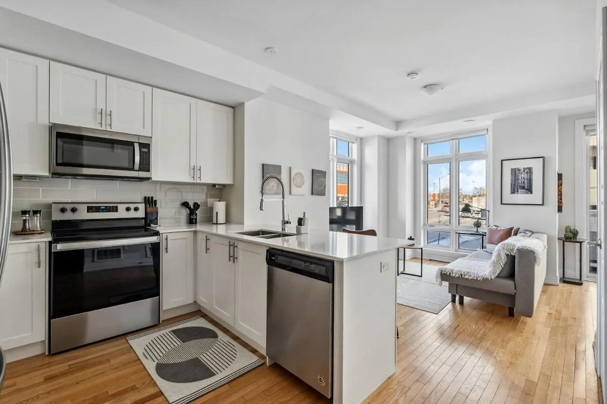 Stunning 2Br Toronto Retreat, Patio & Parking अपार्टमेंट