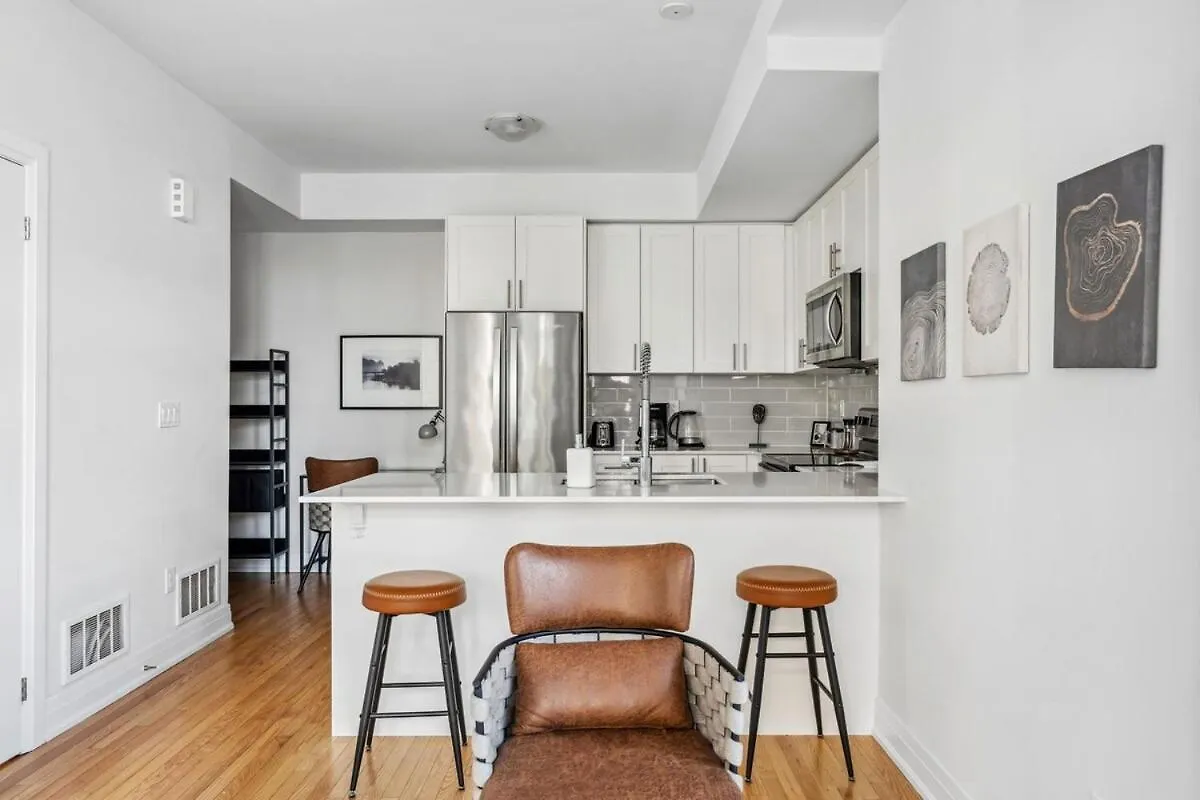 Stunning 2Br Toronto Retreat, Patio & Parking