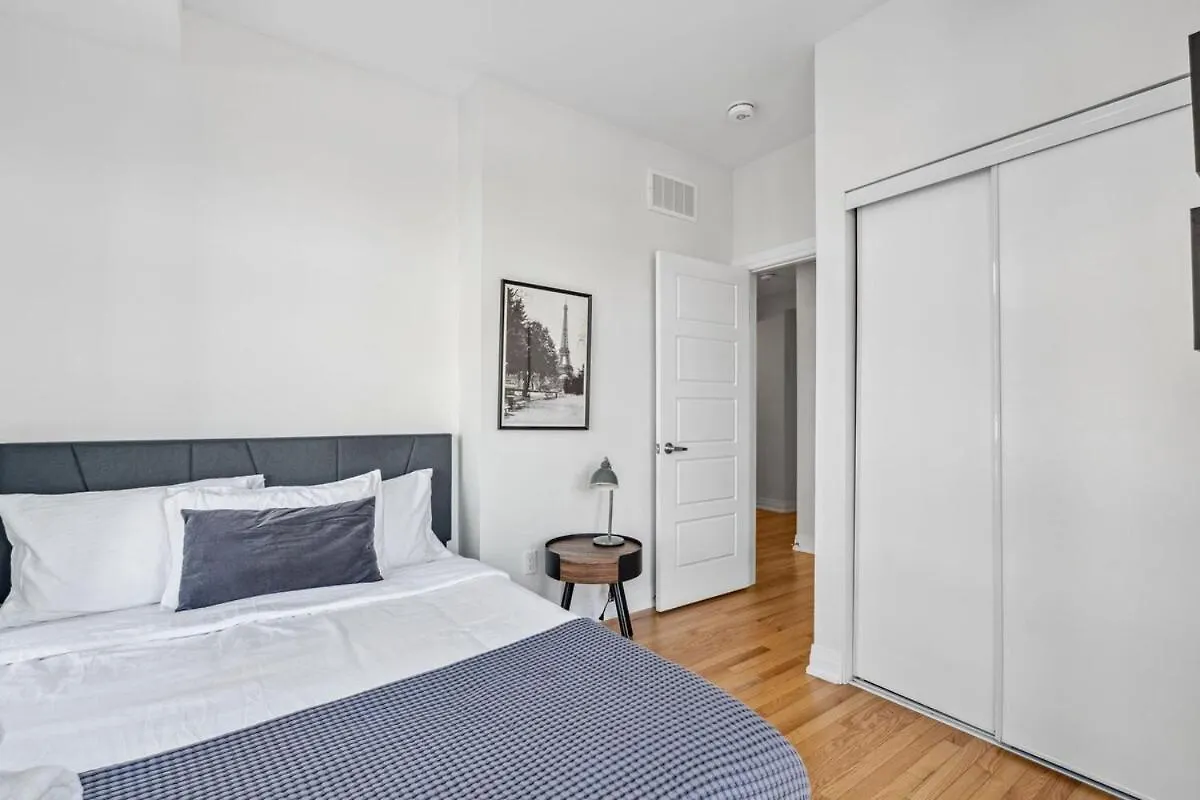 Stunning 2Br Toronto Retreat, Patio & Parking