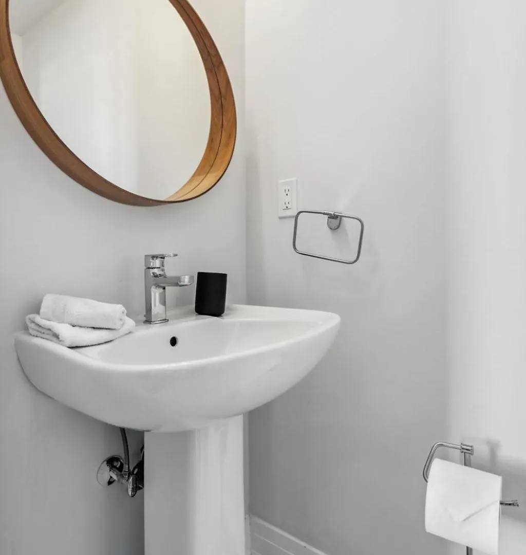 Stunning 2Br Toronto Retreat, Patio & Parking